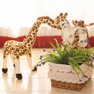 عروسک زرافه ماداگاسکار